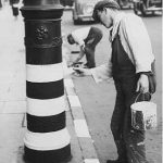 white_stripes_on_lampost-2.jpg